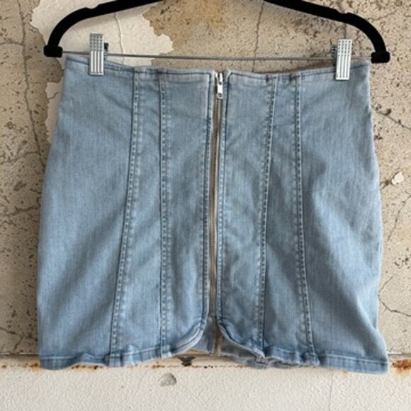 Free People Denim Mini Skirt Light Wash Blue Zip Front Stretchy Mid Rise Size 6 - Picture 3 of 9